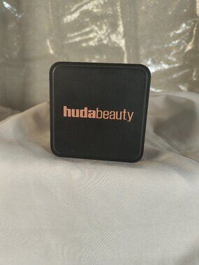 Huda beauty Cupcake  Easybake loose powder